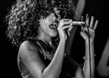 Izzy Bizu 2017